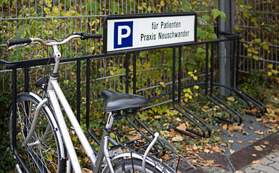 Praxis für Phisiotherapie/Krankengymnastik Monika Neuschwander, Germering: Überdachter Fahrrad Abstellplatz