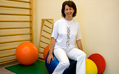 Praxis für Phisiotherapie/Krankengymnastik Monika Neuschwander, Germering: Monika Neuschwander im Behandlungsraum