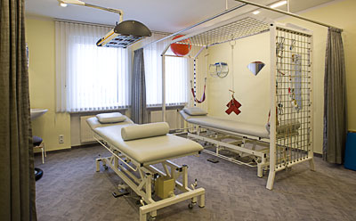Praxis für Phisiotherapie/Krankengymnastik Monika Neuschwander, Germering: Behandlungsraum mit Schlingentisch